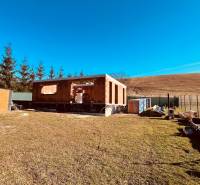 Der Bau von Häusern in Prosačov in der Prosačova-Straße, umgeben von Natur und klarem Himmel.