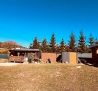 Hausbau in Prosačov: Garten, Terrasse, beginnender Bau und Hecke in der Straße Prosačov.