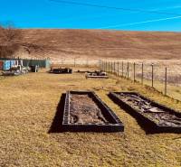 Bau von Häusern in Prosačov in der Prosačov-Straße, trockenes Gelände mit eingezäuntem Grundstück.