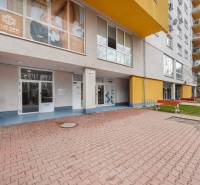 Fassade des Gebäudes in der Antolska-Straße in Bratislava - Petržalka mit Geschäftsräumen.