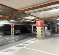 Unterirdischer Parkplatz in Bratislava - Ružinov in der Plynárenská Straße mit mehreren Parkplätzen.