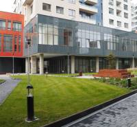 Ein modernes Gebäude mit großen verglasten Wänden in der Plynárenská-Straße in Bratislava - Ružinov.