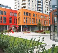 Spielplatz mit modernen Wohnhäusern in der Plynárenská-Straße in Bratislava - Ružinov.