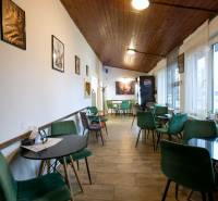 Ein Café mit Holzdecke und dekorativen Stühlen, Gastronomiebereiche.