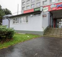 Gastronomische Räumlichkeiten in der Žižkova-Straße in Košice - Stadtteil Juh, mit Treppe und Grünflächen.