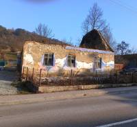 Verlassenes Gebäude auf einem Grundstück in Sklabina, geeignet zum Wohnen.