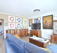 Wohnzimmer in einer 3-Zimmer-Wohnung mit Holzboden und stilvollen Möbeln.