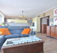 Wohnzimmer mit blauer Couch, Holzboden, 3-Zimmer-Wohnung.