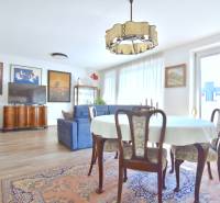 Wohnzimmer mit Esstisch, Sofa und Holzboden in einer 3-Zimmer-Wohnung.