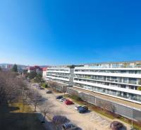 Wohnkomplex in der Straße Pri vinohradoch in Bratislava - Rača, Blick auf den Park und den Parkplatz.