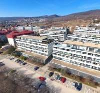 Wohnhäuser in der Straße Pri vinohradoch in Bratislava - Rača, umgeben von Grün und Hügeln.