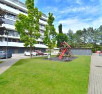 Spielplatz vor den Wohnhäusern in der Straße Pri vinohradoch in Bratislava - Rača.
