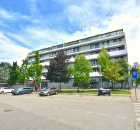 Wohnkomplex mit Grünflächen in der Straße Pri vinohradoch in Bratislava - Rača.