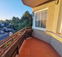 Der Balkon einer 4-Zimmer-Wohnung in der Priekopnícka-Straße in Bratislava - Podunajské Biskupice mit Blumenkästen.