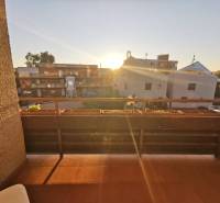 Der Balkon einer 4-Zimmer-Wohnung in der Priekopnícka-Straße in Bratislava - Podunajské Biskupice bei Sonnenuntergang.