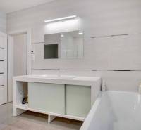 Badezimmer mit Badewanne und Spiegel in einer 3-Zimmer-Wohnung.