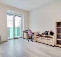 Helle Innenräume einer 3-Zimmer-Wohnung mit Holzboden und Balkon.