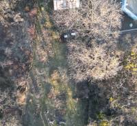 Luftaufnahme eines Gartens mit Hütten und Bäumen in der Palmstraße, Košice - Stadtteil Sever.