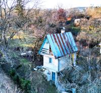 Eine Hütte umgeben von Natur in der Palmenstraße in Košice – Stadtteil Sever.