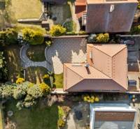 Einfamilienhaus in Bratislava - Záhorská Bystrica, Garten mit gepflegten Wegen und Parkmöglichkeiten.