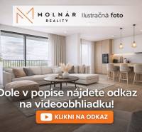 Wohnzimmer in einer 3-Zimmer-Wohnung mit Holzboden und großem Fenster.