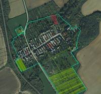 Luftaufnahme von Erholungsgrundstücken in der Gemeinde Gemerské Teplice, umliegende Felder und Wälder.