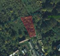 Luftaufnahme von Erholungsgrundstücken in Gemerské Teplice mit markiertem Grundstück.