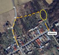 Luftaufnahme der Erholungsgebiete in Gemerské Teplice mit markierter Route.