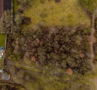 Luftaufnahme von Wald-Erholungsgrundstücken bei Gemerské Teplice mit Rasenfläche.