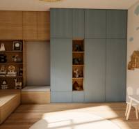 Kinderzimmer in einer 3-Zimmer-Wohnung mit Wandmalereien und einem Boden in Holzoptik.