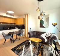 Wohnzimmer in einer 2-Zimmer-Wohnung mit Holzboden und modernen Möbeln.