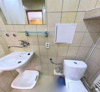 Badezimmer mit Waschbecken und WC in einer 3-Zimmer-Wohnung, einfache Fliesen und Handtuchheizkörper.