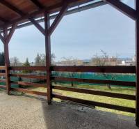 Garten und Terrasse eines Einfamilienhauses in Zlaté Moravce mit einer Holzpergola.
