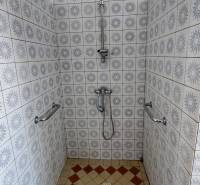 Duschkabine mit Keramikfliesen im Einfamilienhaus.