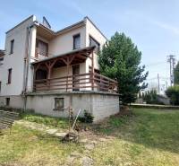 Ein Einfamilienhaus in Zlaté Moravce mit Terrasse und einem Garten voller Grün.