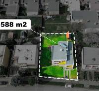 Einfamilienhaus in Zlaté Moravce mit einem Grundstück von 588 m², umgeben von weiteren Häusern.