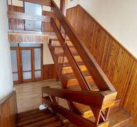 Treppe mit Holzverkleidung und Dekor in einem Einfamilienhaus.