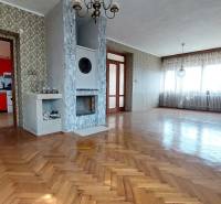 Wohnzimmer in einem Einfamilienhaus mit Kamin und Holzboden.