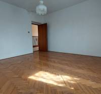 Geräumiges Zimmer mit Holzboden in einem Einfamilienhaus.