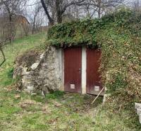 In Myjava, auf der Turá-Wiese, steht ein Einfamilienhaus mit einem alten Weinkeller.