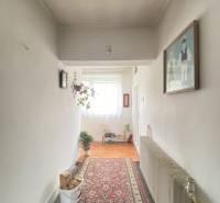 Ein Flur in einem Einfamilienhaus mit Teppichboden und Holzboden-Dekor.