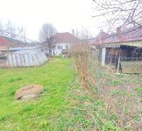 Garten bei einem Einfamilienhaus in Turá Lúka in Myjava mit Rasen und Unterständen.