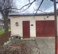 Ein Einfamilienhaus auf der Turej lúka in Myjava mit einem Hof, Bäumen und Holztüren.