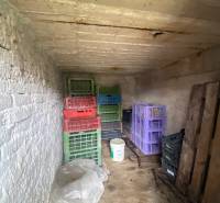 Der Lagerraum im Einfamilienhaus enthält Plastikkisten und einen Eimer.