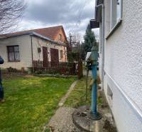 Garten bei einem Einfamilienhaus in der Straße Turá lúka in Myjava mit einer Wasserpumpe.