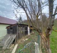 Holzunterstand im Garten eines Einfamilienhauses in der Straße Turá lúka in Myjava.