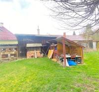 Einfamilienhaus in Turá Lúka in Myjava mit einem Holzunterstand und einem grünen Garten.