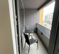 Balkon mit zwei Stühlen in der Novomestská-Straße, Teil einer 2-Zimmer-Wohnung mit Aussicht.
