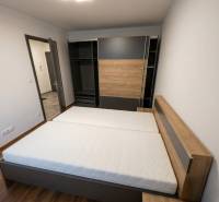 Schlafzimmer mit Doppelbett und Einbauschrank in einer 2-Zimmer-Wohnung.