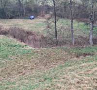 Grüner Rasen auf Baugrundstücken in der Stadt Sliač, in der Straße Sampor.